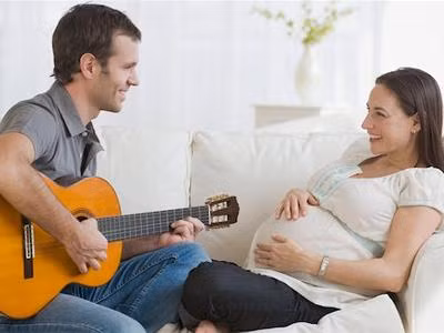 Âm nhạc. Nghe nhạc nhẹ nhàng trong giai đoạn đầu chuyển dạ sẽ giúp trì hoãn việc phải dùng thuốc giảm đau. Khi đau đến giai đoạn hai thì hãy chọn cho bà bầu nghe nhạc lạc quan hơn để giúp đánh lạc hướng bà bầu khỏi cơn đau.