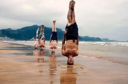 Giảm đau lưng. Động tác trồng cây chuối giúp cho cơ lưng của bạn khỏe mạnh hơn, giúp giảm đau lưng.