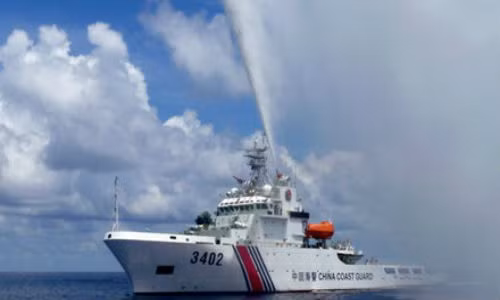 Tàu hải cảnh Trung Quốc phun vòi rồng vào tàu cá Philippines trên biển Đông.