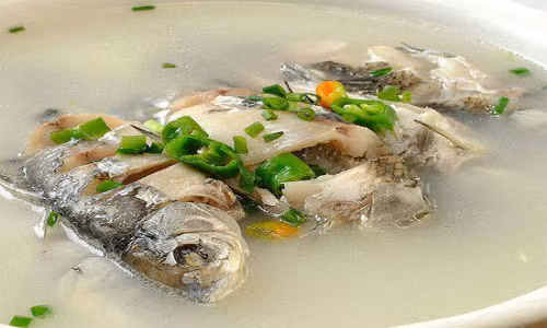 Tương truyền khi đi tuần thú Giang Nam, có một lần hoàng đế Càn Long và đoàn tùy tùng bị thất lạc. Lúc đó vừa đói vừa mệt, vừa khát ông đi ngang qua một bờ sông thì đến đường cụt. Đang lúc vô cùng lo lắng ông nhìn xa thấy một thuyền chài trên sông nên đành bước đến nhờ vả đôi vợ chồng ngư dân.