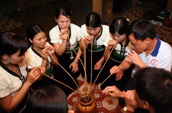 Rượu cần Sơn La: Đây là món đặc trưng trong ẩm thực vùng Tây Bắc. Không giống như các loại rượu khác, rượu được làm từ gạo nếp, men lá, vỏ trấu ủ trong chum gốm Mường Chanh. Chum rượu cần đã mở là có ca hát, khèn, sáo, trống, chiêng, vòng xòe dập dìu, say mê thâu đêm suốt sáng. Bên hũ rượu cần thường là nơi tụ hội của cộng đồng bản mường, chân thành đoàn kết, bình đẳng, không phân biệt dân tộc, đẳng cấp. Rượu cần là một nét sinh hoạt văn hóa đẹp của người dân tộc Thái.