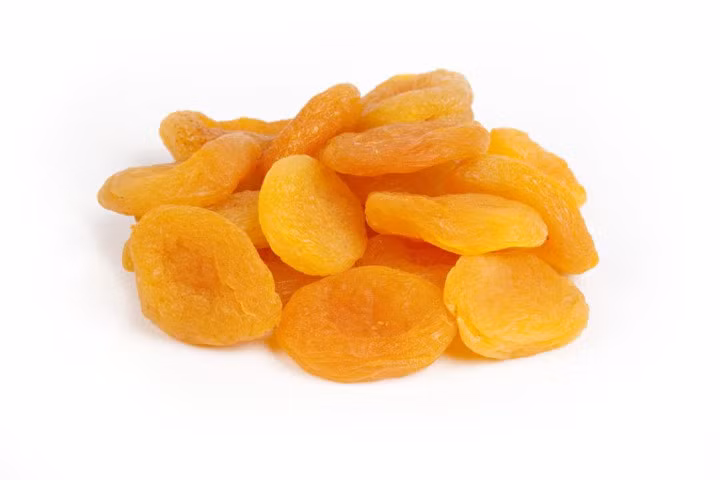 Quả khô: Quả khô cung cấp một cách nhanh chóng và dễ dàng kali vào chế độ ăn uống của bạn. Các nghiên cứu đã chỉ ra rằng những người ăn các loại trái cây sấy khô thường có chế độ ăn uống lành mạnh hơn, có nhiều chất dinh dưỡng cũng như trọng lượng cơ thể thấp hơn. Mơ khô là một lựa chọn ăn kiêng giàu kali.