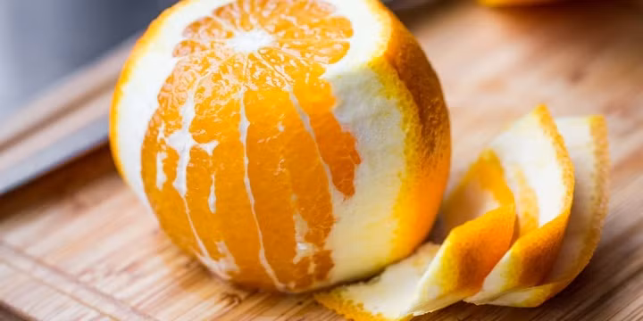 Gia vị trong nhiều món ngon: cho chút vỏ cam vào những món ăn có mùi hôi như thịt cừu, thịt bò, cá, thịt dê có thể giúp loại bỏ được mùi hôi của thực phẩm, khích thích vị giác, tăng thêm hương vị thơm ngon cho món ăn. Ảnh: hjenglish.