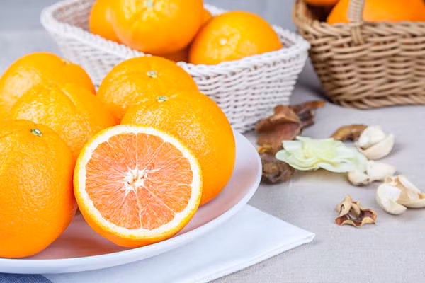 Cách hai, dùng vỏ cam đun kỹ để lấy tinh dầu rồi dùng làm nước tắm giúp cung cấp độ ẩm cho da. Ngoài ra, dùng vỏ cam đun lấy nước gội đầu sẽ giúp tóc suôn mềm óng ả. Ảnh: meishij.