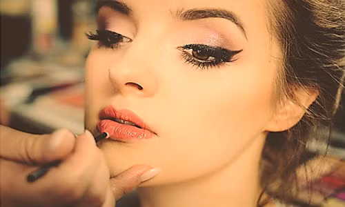 Cach lam ke mat eyeliner tu sap ong, dau dua va than hoat tinh