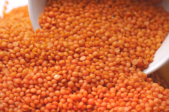 Đậu lăng có thể là một nguồn protein dồi dào cho người ăn chay. Một chén đậu nấu chín có chứa 18 gam protein. Bạn có thể thưởng thức đậu lăng bằng cách cho vào súp hoặc làm món salad đậu.