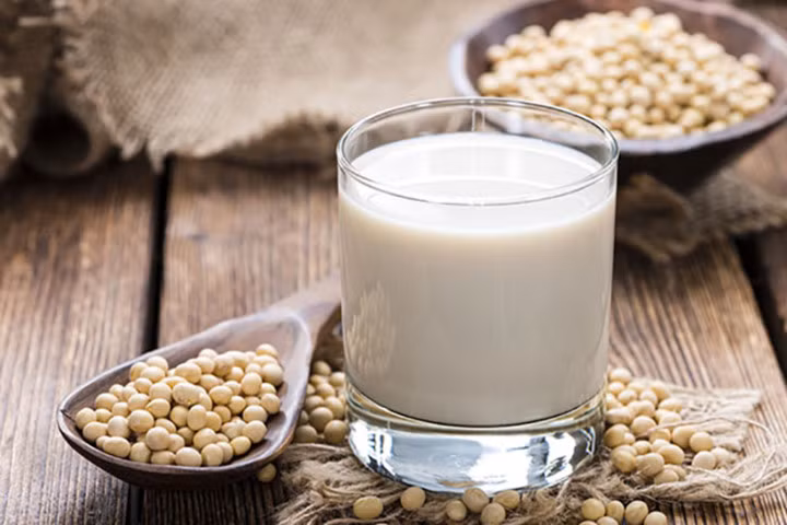 Sữa đậu nành: 1 ly sữa đậu nành có 7 đến 9 gram protein, nếu bạn là người ăn chay thuần chay nhưng quá bận rộn thì hãy thưởng thức sữa đậu nành với ngũ cốc vào buổi sáng.