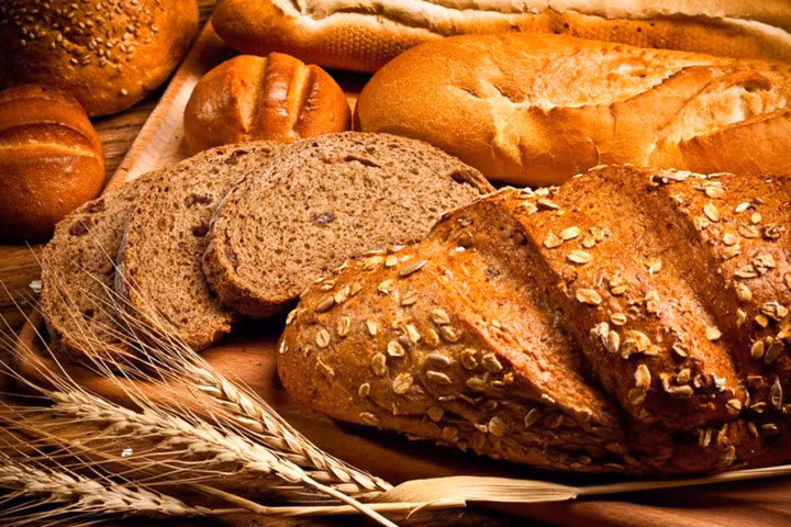 Bánh mì ngũ cốc là món dễ ăn và giàu protein. Hai lát bánh mì ngũ cốc có chứa 10 gram protein khiến nó trở thành sự thay thế lành mạnh cho bánh mì lúa mì.