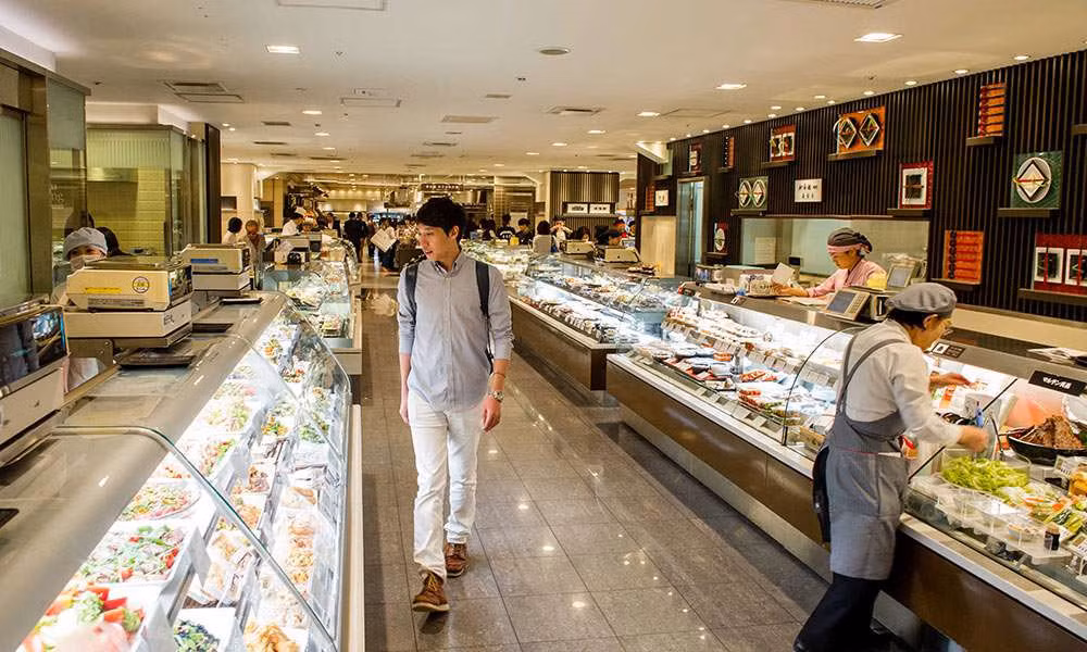 Một trong những trung tâm ẩm thực lớn ở Tokyo là chuỗi quán ăn dưới tầng hầm các cửa hàng bách hóa. Depachika có các quầy hàng tinh tế cùng các món ăn Nhật Bản, châu Á và phương Tây, từ yakitori, hộp cơm bento đến bánh ngọt Pháp hay chocolate Thụy Sĩ. Shinjuku Isetan nổi tiếng với rượu sake và wagashi. Nihonbashi Mitsukoshi, có từ năm 1670, và được biết đến với unagi hảo hạng và baumkuchen. Trong khi đó, Ikebukuro Tobu rộng lớn có tới hơn 200 quầy ăn và 60 nhà hàng. Ảnh: Japan-magazine.