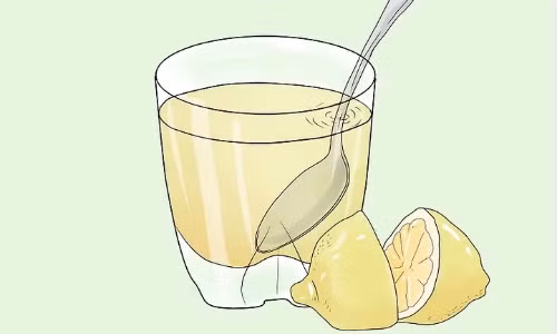 Dùng nước cốt chanh: Nước chanh có chứa alpha hydroxy acid (AHA giúp loại bỏ da chết, thúc đẩy tăng trưởng tế bào mới, tăng độ đàn hồi cho da. Chanh cũng là chất tẩy tự nhiên, an toàn. Nó cũng có thể làm nhạt sắc tố vùng bị sẹo. Cách dùng đơn giản, bạn chỉ cần dùng bông chấm nước cốt chanh chà nhẹ lên vết thương, để 10 phút sau rửa sạch là được. Cần lưu ý nếu bôi chanh lên vết sẹo không được tiếp xúc với ánh mặt trời. Ảnh: wikihow.