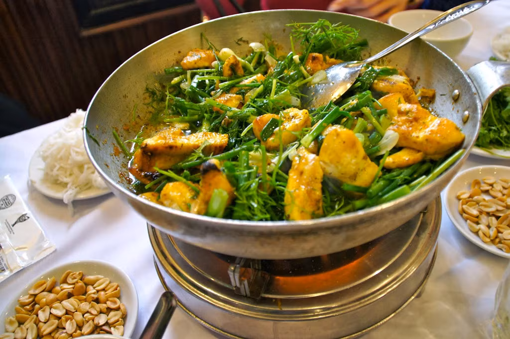 Chả cá: Đặc sản của Hà Nội này gồm cá rán giòn, thấm đẫm nước sốt, ăn cùng hành tươi, thì là và bún. Ảnh: Drift Backpackers Hostel.