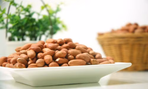 Cách ăn lạc thông dụng nhất là rang, làm muốn vừng hoặc giã nấu canh. Tuy nhiên, chính những cách chế biến này đã làm hỏng lượng dinh dưỡng giàu có trong lạc. Ảnh: sc115.