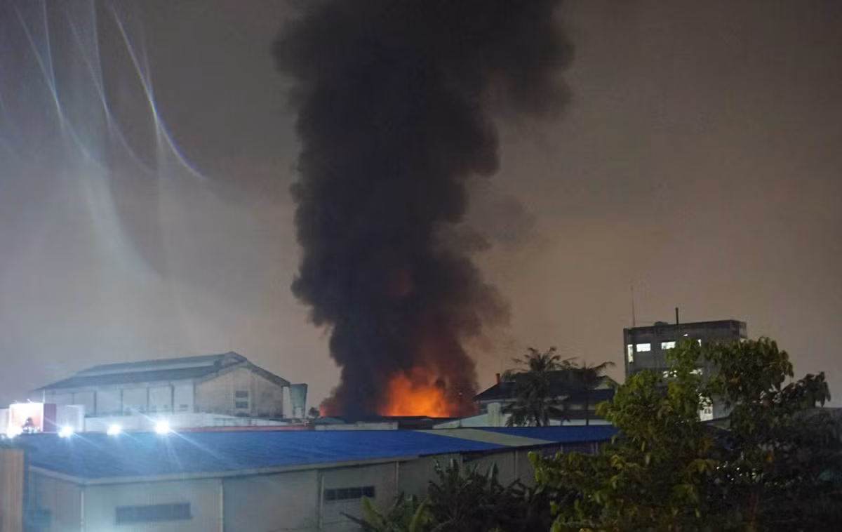 TPHCM: Dang dieu tra nguyen nhan vu chay 2.160m2 kho chua vai