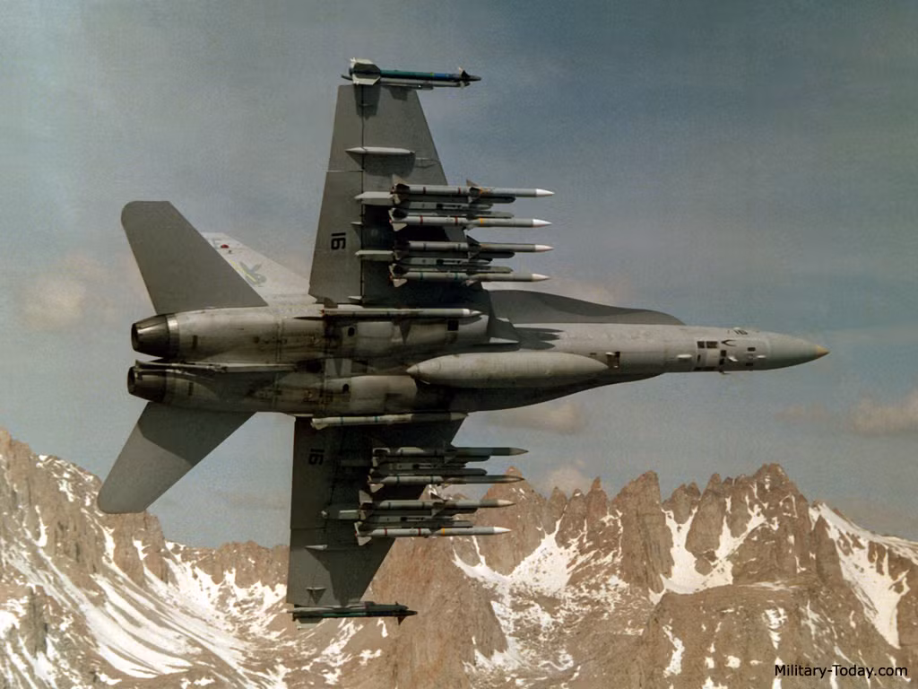 Một trong những ưu điểm đáng nói tới của AIM-120 AMRAAM là hệ thống dẫn đường. Nó sử dụng đầu dẫn radar chủ động có khả năng tự phát hiện, theo dõi và khóa mục tiêu mà không cần sự hỗ trợ của máy bay mang phóng. Nghĩa là, sau khi rời khỏi bệ phóng trên máy bay, AIM-120 sẽ tự chủ hoàn toàn trong việc tấn công, tiêu diệt mục tiêu. Còn máy bay mang phóng có thể chuyển hướng sang mục tiêu khác hoặc thoát ly. Một ưu điểm khác trên AIM-120 là có thể bắn các mục tiêu ngoài tầm nhìn trong mọi điều kiện thời tiết, cả ban ngày hoặc ban đêm.