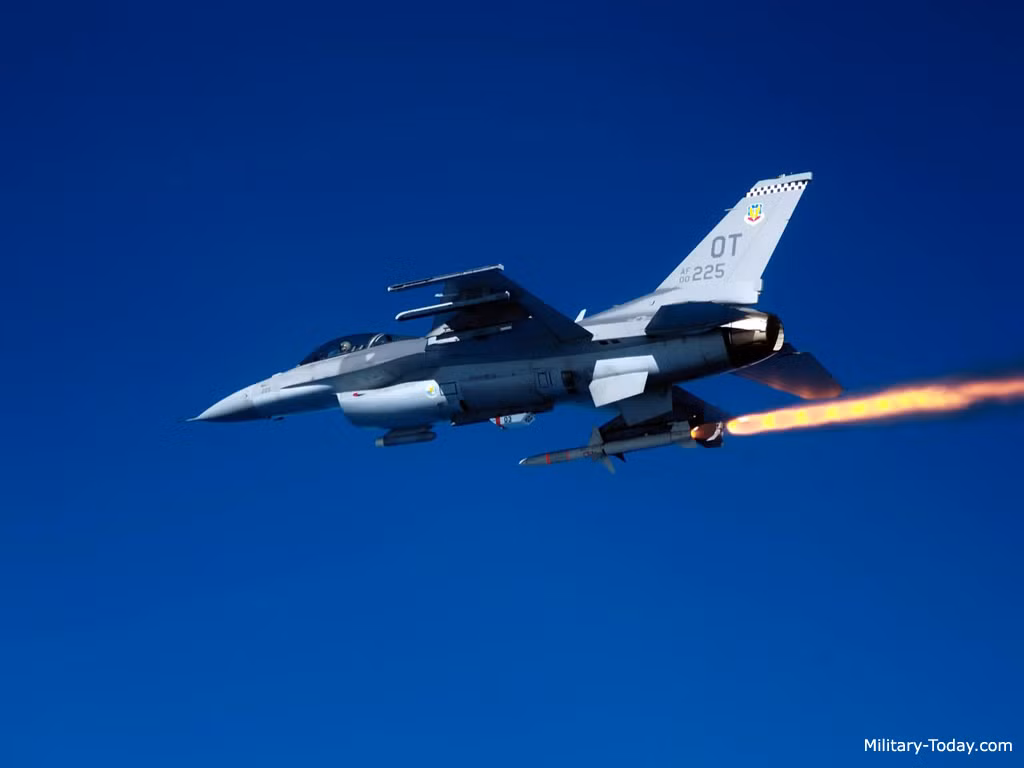AIM-120 được trang bị đầu đạn nổ phá mảnh nặng 22,7kg với phiên bản A/B và rút xuống còn 18,1kg với phiên bản C. Mặc dù đầu nổ của AIM-120 được cho là nhẹ hơn loại trên AIM-7, nhưng nó vẫn được đánh giá là hiệu quả, dễ dàng phá hủy hoặc gây tổn thương nghiêm trọng với mọi máy bay tiêm kích, máy bay ném bom, máy bay vận tải...