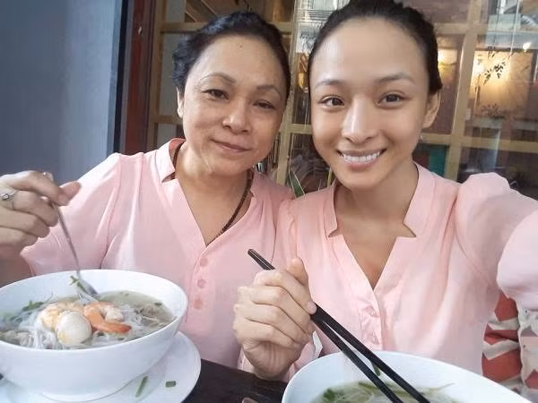 Phương Nga từng chia sẻ cuộc sống của cô đã thay đổi hoàn toàn khi cô bị bắt. Vì thế, ngay khi được tại ngoại, cô tranh thủ làm nhiều việc bị bỏ lỡ sau thời gian dài bị giam. Bị cáo đã đưa mẹ đến tiệm làm tóc, sắm sửa quần áo.
