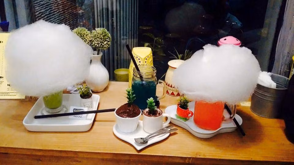 Các loại nước uống truyền thống như cà phê, trà, soda... được kết hợp cùng lớp kẹo bông trắng muốt, bồng bềnh khiến giới trẻ không khỏi thích thú. Bạn hãy nhâm nhi lớp kẹo bông ngọt lim, tan ngay trong miệng sau đó thưởng thức đồ uống phía dưới.