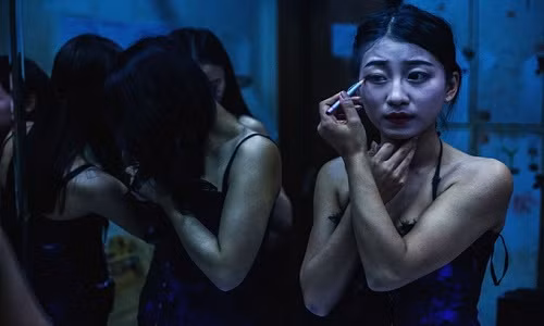 Cuộc sống của họ diễn ra như thế nào đằng sau vẻ ngoài lung linh mỗi tối? Để trả lời câu hỏi này, nhiếp ảnh gia Sergey Melnitchenko (sinh năm 1991 người Ukraina) thâm nhập vào tụ điểm ăn chơi lớn bậc nhất ở Hồng Kông (Trung Quốc) trong suốt nhiều ngày liền.