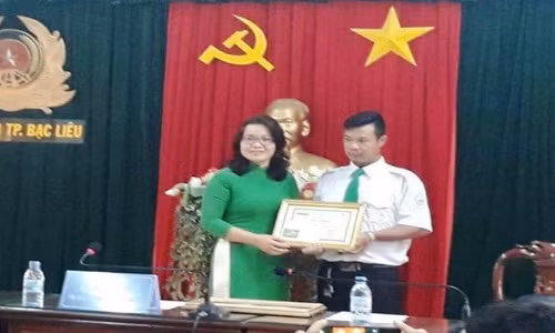Than phuc nam tai xe Taxi do de cho thai phu tren xe