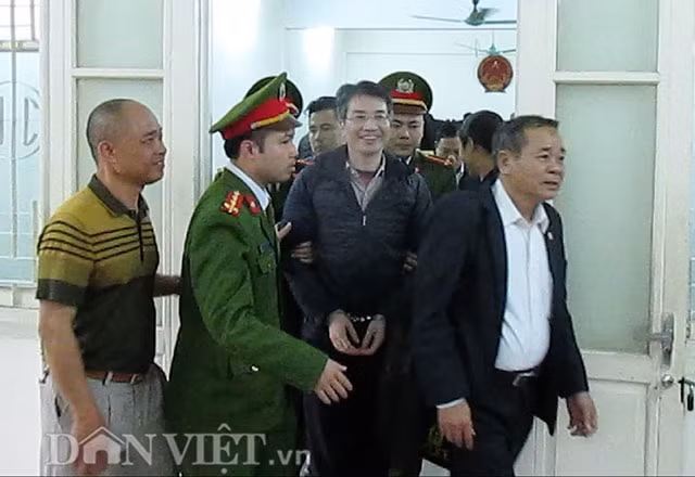 Một chi tiết đáng chú ý trong lời khai của Giang Kim Đạt có liên quan đến khối tài sản kếch xù mà bị cáo này sở hữu. Đạt khai có khoảng vài triệu USD ở tài khoản nước ngoài, 2 nhà ở Singapore, đã bán 1 nhà và dùng tiền mua bất động sản ở Anh. Ảnh: Dân Việt.