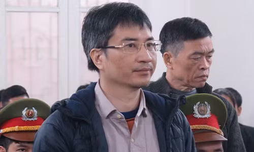 Sáng nay (18/8), TAND Cấp cao tại Hà Nội tiếp tục phúc thẩm xét xử vụ án tham ô tài sản xảy ra tại Công ty TNHH MTV Vận tải Viễn dương (Vinashinlines) do Giang Kim Đạt - nguyên quyền trưởng phòng kinh doanh Vinashinlines cùng đồng phạm thực hiện. Diễn biến phiên xét xử vẫn đang được báo chí cập nhật. Ảnh: Thanh tra.