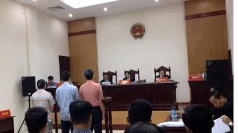 Cùng với Giang Kim Đạt, có các bị cáo Trần Văn Liêm - nguyên Tổng giám đốc Vinashinlines, Trần Văn Khương - nguyên Kế toán trưởng Vinashinlines, cùng về tội tham ô tài sản; bị cáo Giang Kim Hiển (bố Giang Kim Đạt) về tội rửa tiền. Ảnh: Vietnamnet.