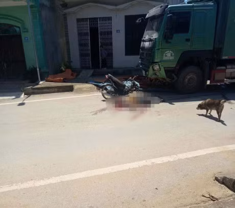 Gần trưa 22/8, tại tuyến đường thuộc khu chợ Bãi, xã Yên Phúc, huyện Văn Quan, tỉnh Lạng Sơn, 2 người đàn ông đi xe máy đến khu vực chợ Bãi, đã tông vào đầu xe tải chở cát đi ngược chiều. Cú đâm mạnh khiến xe máy gãy làm đôi, 2 người đàn ông tử vong tại chỗ. Ảnh: ĐSPL.