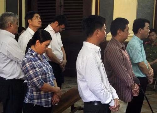 Trong phần xét hỏi, Bùi Ngọc Duy - nguyên trưởng phòng nghiên cứu phát triển VN Pharma khai đã làm giả chữ ký của giám đốc, nhân viên, con dấu của công ty Helix Cannada để đóng lên các hồ sơ, trình cho Cục quản lý dược, Bộ Y tế. Khi vụ việc bị phát hiện, Duy lấy con dấu công ty này mang vứt bỏ. Ảnh các bị cáo tại phiên xét xử (nguồn: ĐSPL).