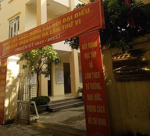 Diem nong 24h: Dau truoc quan nhau, nhieu o to bi dap pha