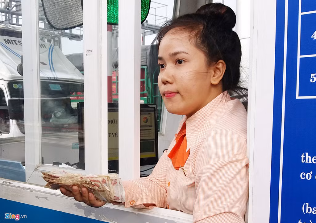 Trong lúc tài xế đếm tiền, nữ nhân viên kiên nhẫn chờ đợi. Ảnh: Zing.