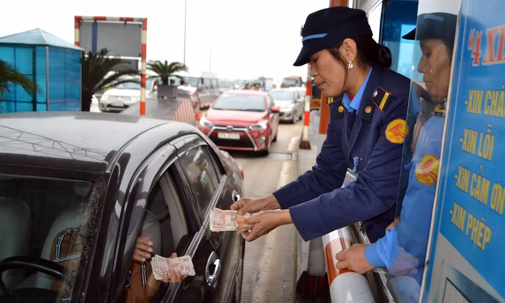 Giá vé cao, đặt trạm ở vị trí vô lý, đó là lý do người dân Hà Tĩnh và Nghệ An tập trung phản đối chủ đầu tư trạm thu phí BOT cầu Bến Thủy. Lái xe cũng dùng tiền lẻ dưới 1.000 đồng mua vé. Ảnh: Vnmedia.