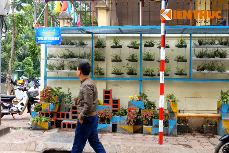 Đây là một trong những công trình vườn hoa thanh niên, kết hợp trồng hoa, cây cảnh để tạo nên diện mạo hoàn toàn mới cho khu phố. Các vật liệu tái chế được sử dụng để tạo thành vườn hoa có 1-0-2 này.