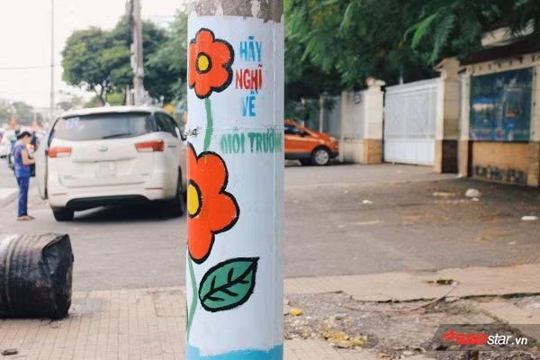 Đoàn viên, thanh niên của phường 5 (Q.11) cùng nhau bôi xoá các bảng quảng cáo, thay vào đó các tranh vẽ, hoạ tiết hình bông hoa khá sinh động. Ý tưởng trang trí đường phố độc đáo này nhận được nhiều phản hồi tích cực của người dân địa phương. Ảnh: Saostar.