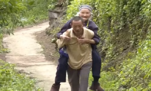 Con re cong, dut thuc an cho me vo khien nhieu nguoi rung rung
