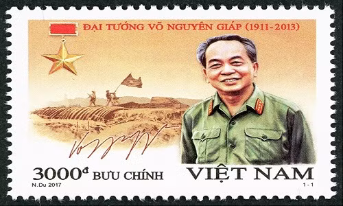 Ở mẫu tem, hình ảnh chân dung Đại tướng Võ Nguyên Giáp trong trang phục giản dị, gần gũi của quân đội, nhưng toát lên khí phách của nhà lãnh đạo chính trị quân sự lỗi lạc. Nền mẫu tem là hình ảnh chiến thắng lịch sử Điện Biên Phủ. Ảnh: Infonet.