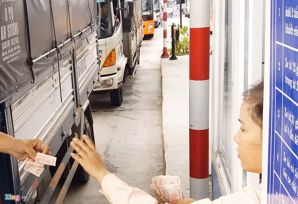 Do tài xế liên tục dùng tiền lẻ mua vé qua trạm đã khiến cho BOT Cai Lậy bị ùn tắc xe kéo dài. Nhà đầu tư sau đó xả trạm xuyên đêm, đến sáng 15/8, trạm tiếp tục "thả cửa" và chưa biết bao giờ mới bán vé trở lại.