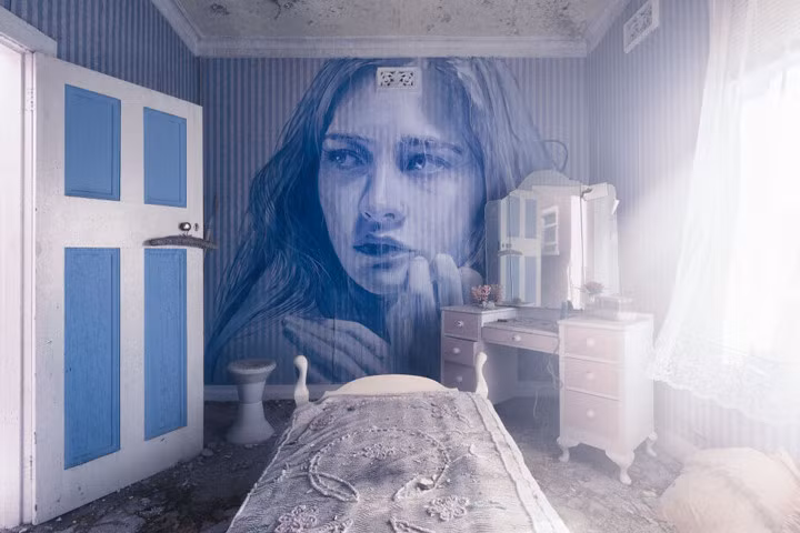 Bức “Jane Doe” của Rone phác họa chân dung thiếu nữ nhìn ra cánh cửa xanh, màu của hy vọng, trong căn phòng được bày trí hoài cổ ở Alphington.