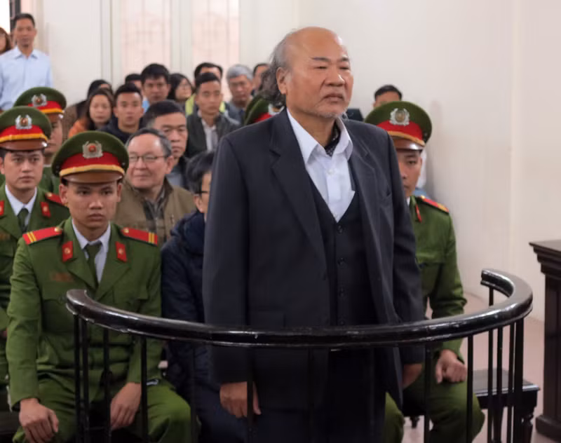 Trong phiên xét xử, thẩm phán cũng cho hay, Giang Kim Đạt chuyển tiền từ nước ngoài về cho bố là Giang Văn Hiển. Bị cáo Hiển đã trực tiếp làm thủ tục đứng tên 22 tài khoản ngoại tệ tại bốn ngân hàng trong nước. Tổng cộng có tới 92 lần các công ty nước ngoài chuyển tiền vào tài khoản của Hiển với số tiền hơn 260 tỷ đồng. Ảnh: Vietnamnet.
