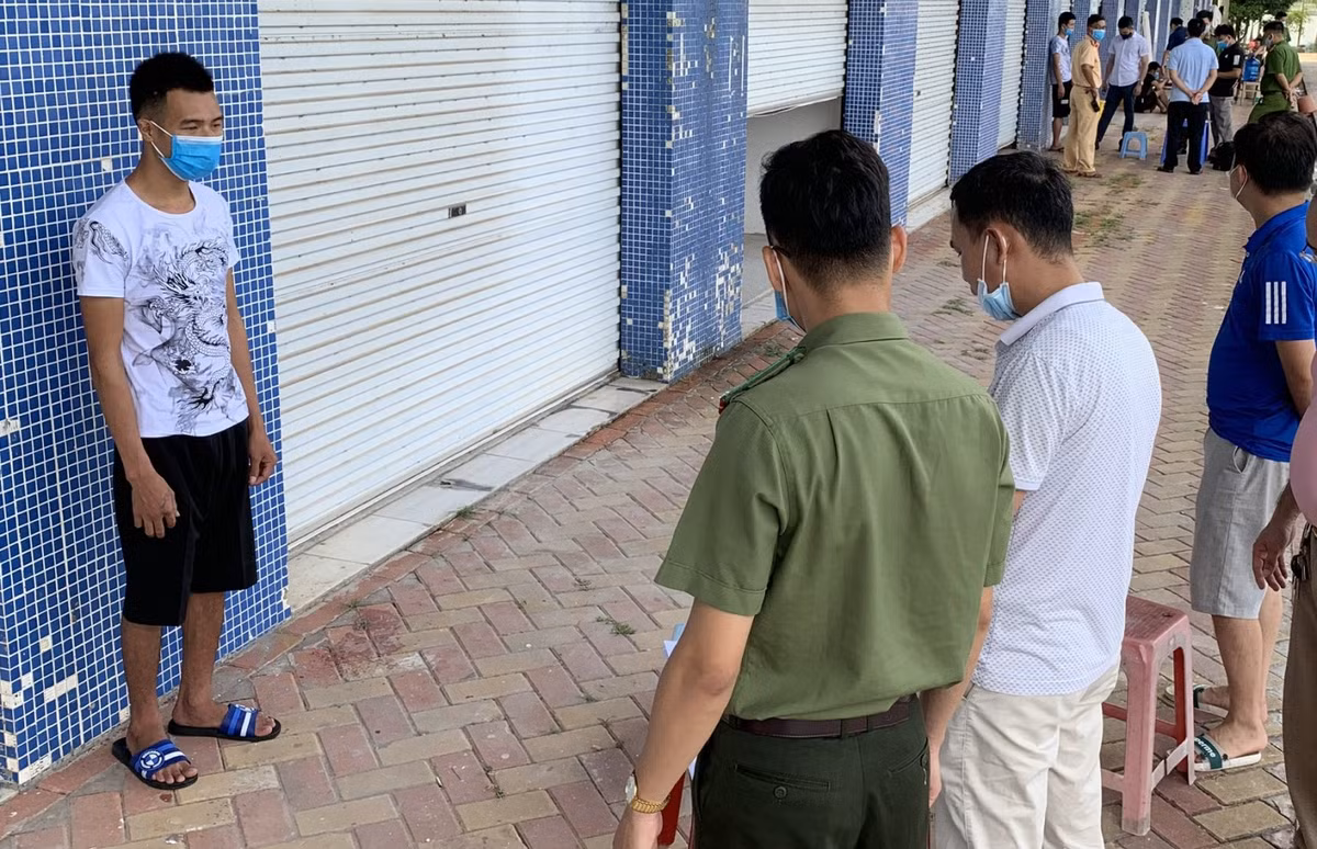 Ngày 25/7, Công an tỉnh Quảng Ninh khởi tố, bắt tạm giam 6 thanh niên vì đưa người Trung Quốc nhập cảnh trái phép vào Việt Nam.
