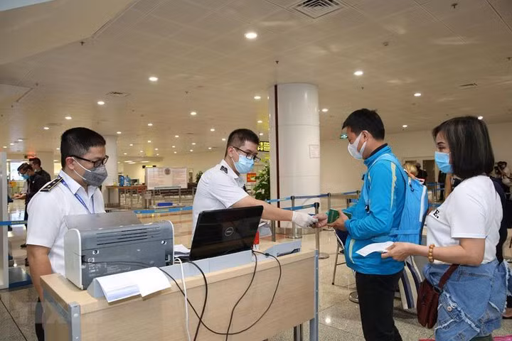 Ngày 24/7, Cảng vụ hàng không quốc tế Nội Bài phát hiện 2 phụ nữ cư trú tại Kiên Giang từ Trung Quốc về Việt Nam qua đường tiểu ngạch.