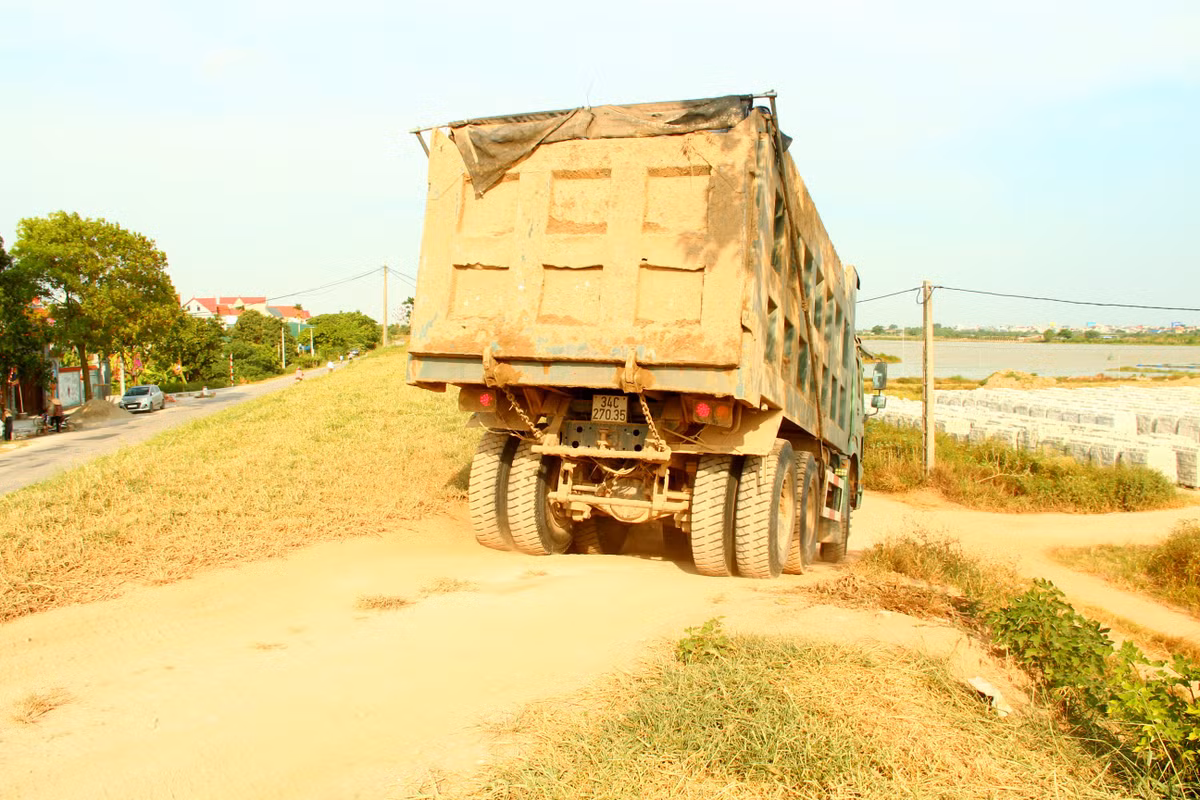 Hai Duong: Ben bai khong phep ngang nhien hoat dong, xe tai vo tu bang qua de-Hinh-2