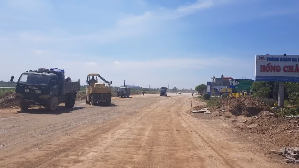 Đơn vị thi công có tưới nước...