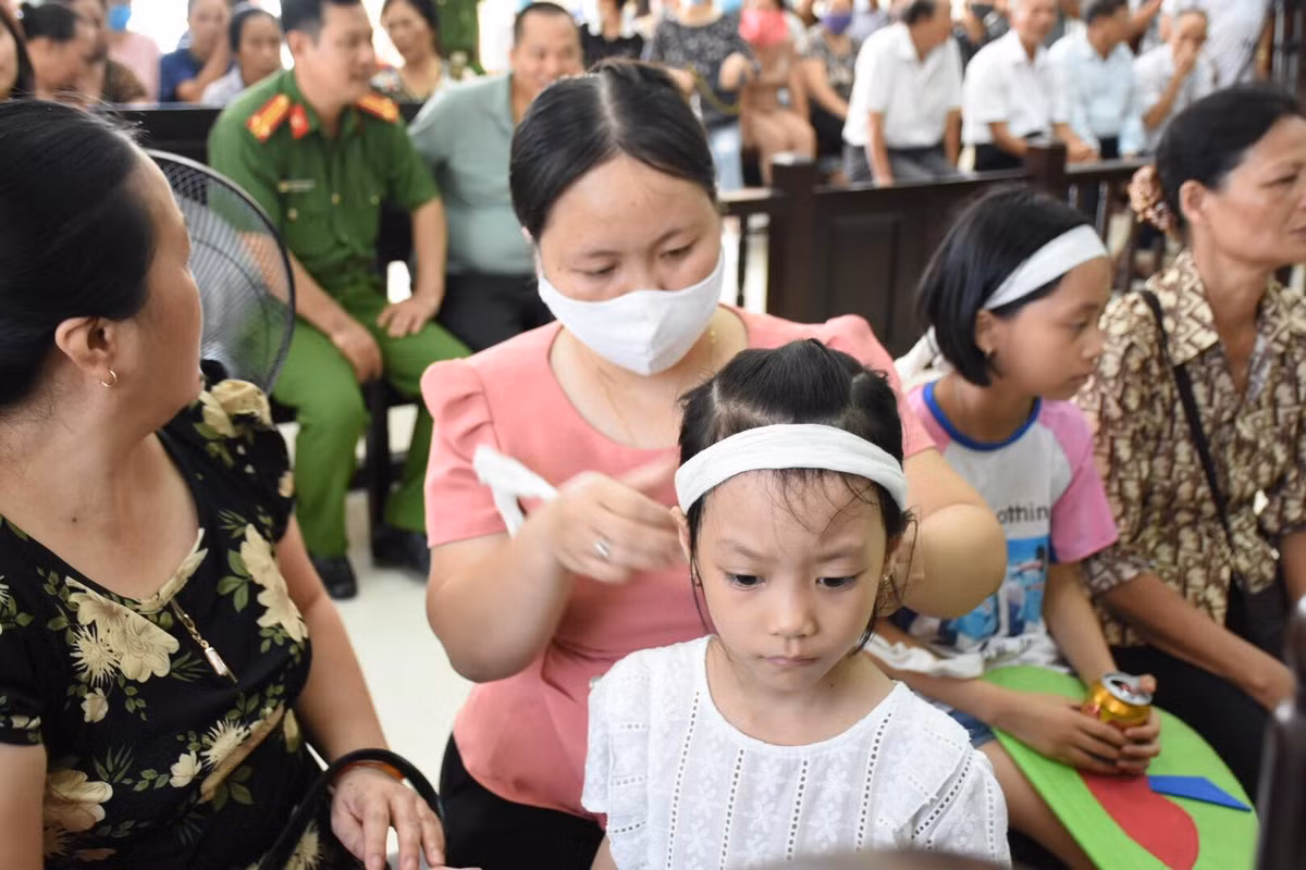 Nhiều người thân gia đình bị hại có mặt tại tòa mang theo di ảnh của nạn nhân. Người nhà nạn nhân không còn biểu hiện bức xúc như phiên tòa trước. Họ ngồi lặng lẽ tại phiên tòa.