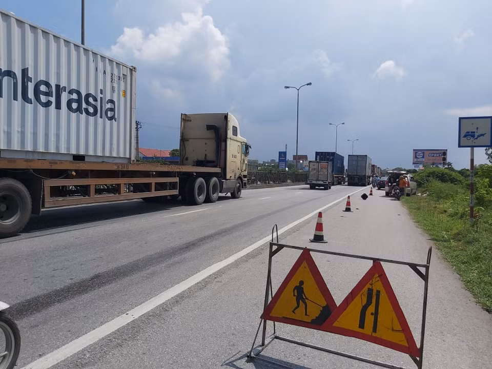 Vụ tai nạn giao thông trên đã khiến QL 5 đoạn qua TP Hải Dương bị ùn tắc cục bộ. Lực lượng CSGT phải phân làn điều tiết. 