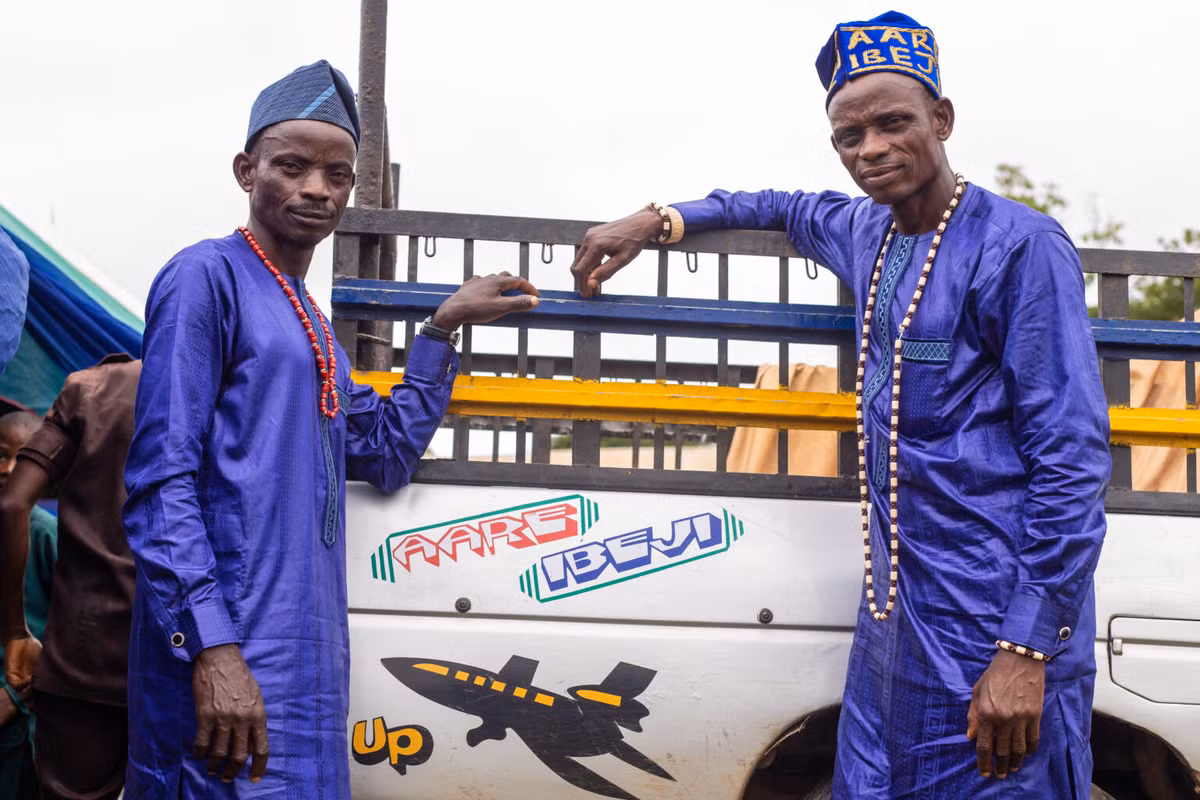Taiwo Ojewale, trợ lý nghiên cứu chuyên về văn hóa Yoruba tại Đại học Ibadan, cho biết việc tôn vinh cặp song sinh "bắt nguồn từ tín ngưỡng tôn giáo truyền thống".