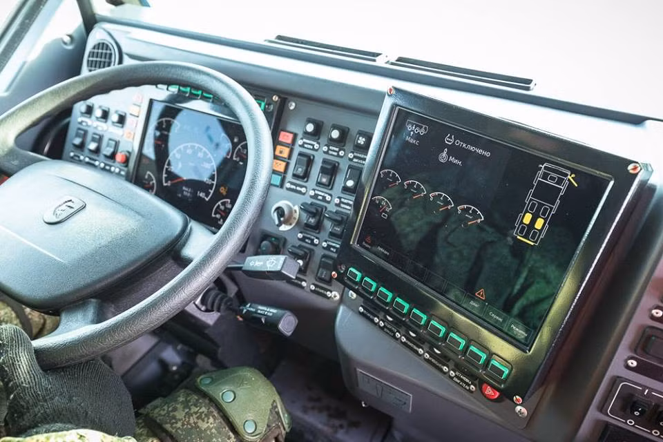 Nội thất của Typhoon-K trông tiện nghi và hiện đại hơn hẳn dòng xe thiết giáp bánh lốp BTR-80/82A. Trong ảnh, bảng điều khiển vị trí lái xe của Typhoon-K được lắp màn hình LCD lớn hiển thị thông số - tương tự các dòng ô tô mới hiện nay, thậm chí tiện nghi hơn. Bên cạnh có một màn hình kiểm soát một số thành phần khác. Nguồn ảnh: Sputnik