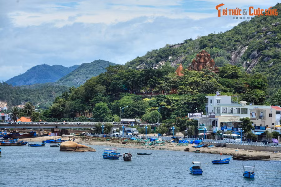 Nằm trên đỉnh một ngọn đồi nhỏ ở cửa sông Cái, tháp Chăm Po Nagar (tên đầy đủ là Yang Po Inư Nagar) là một trong những khu đền tháp Champa có quy mô lớn và đẹp nhất còn được gìn giữ ở Việt Nam.