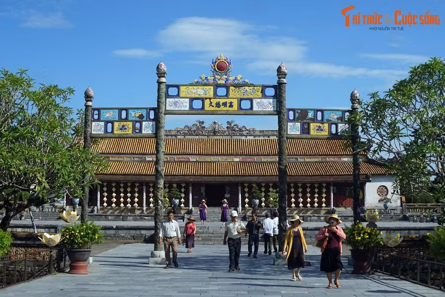  4. Festival Huế. Festival Huế là sự kiện văn hóa quốc tế lớn, tổ chức hai năm một lần, quy tụ các hoạt động nghệ thuật, âm nhạc, và biểu diễn độc đáo.