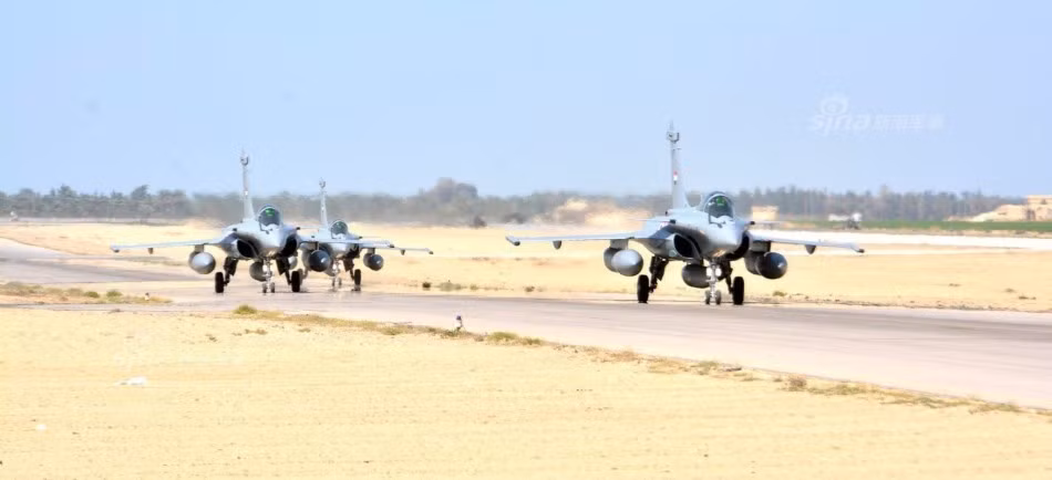 Các lô hàng đầu tiên trong số 24 chiếc chiến đấu cơ Rafale được chuyển giao cho Ai Cập chỉ hai tháng sau khi hai bên ký kết hợp đồng. Sở dĩ nhanh như vậy là do ban đầu các chiến đấu cơ này được sản xuất cho Không quân Pháp nhưng cuối cùng phía Không quân Pháp lại "đổi ý" không chịu nhận. Nguồn ảnh: Sina.