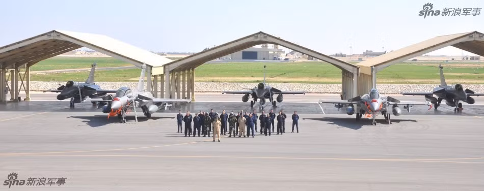 Hôm thứ tư vừa qua, phía Ai Cập đã nhận được ba chiếc tiêm kích Rafale từ Pháp. Đây là một phần hợp đồng trong tổng cộng 24 chiếc chiến đấu cơ Rafale được Ai Cập ký kết mua của Pháp từ năm 2015. Nguồn ảnh: Sina.